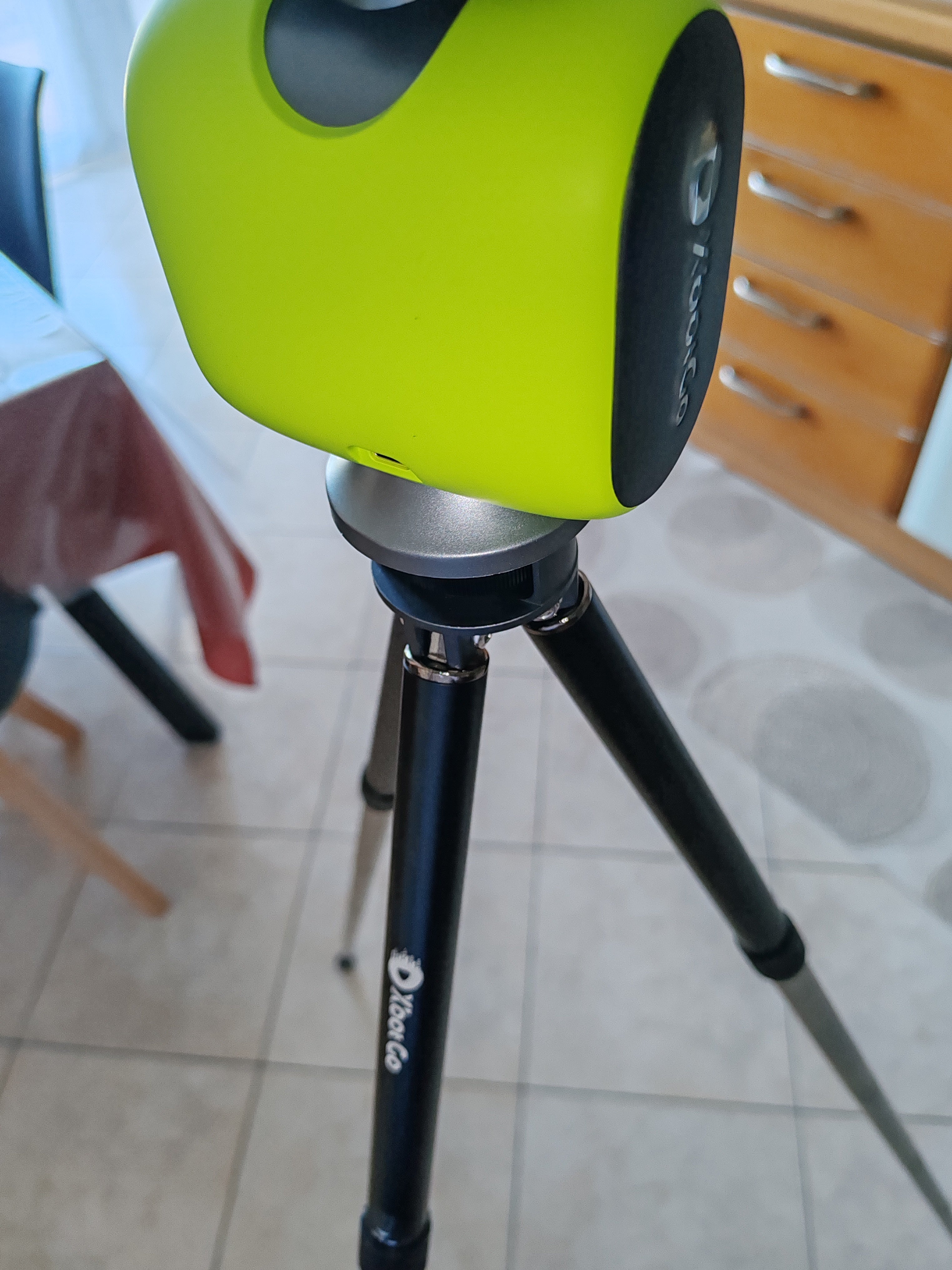 XootGo プロジェクター本体 グリーン　三脚付き XbotGo NT1 Tripod: Ideal for Bleacher & Indoor Filming